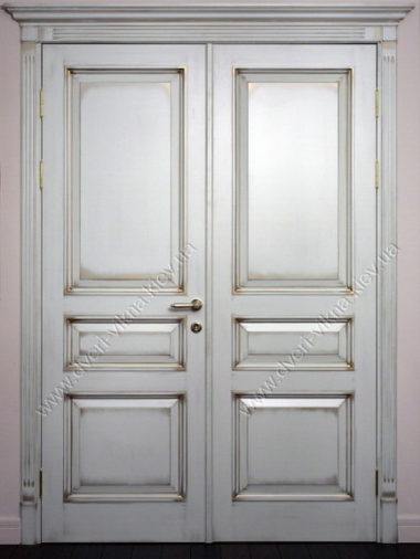 Белые классические двери с патиной
