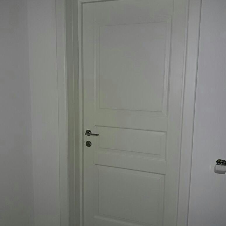 Деревянные белые двери