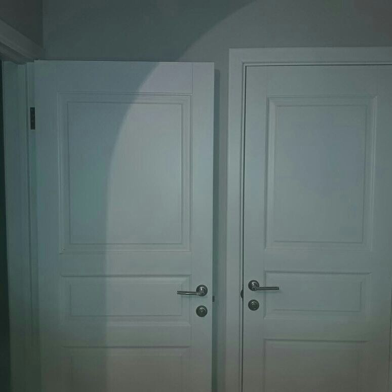 Деревянные белые двери