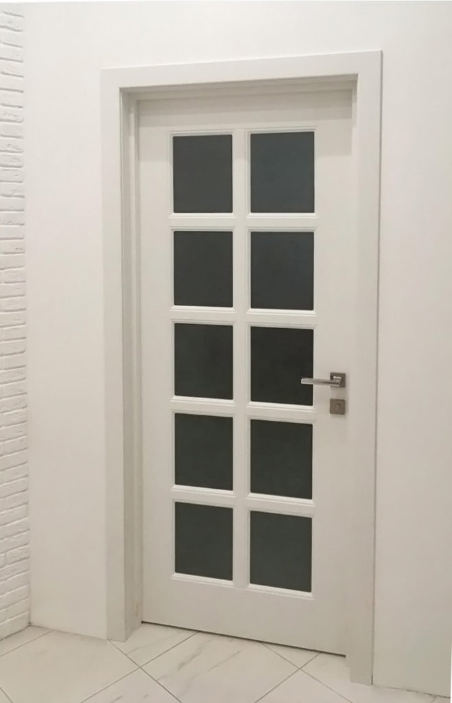 Белые деревянные двери