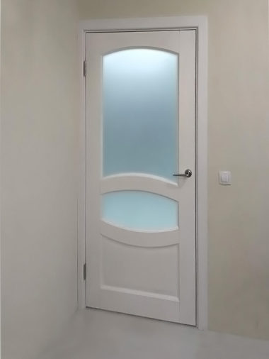 Белые деревянные двери