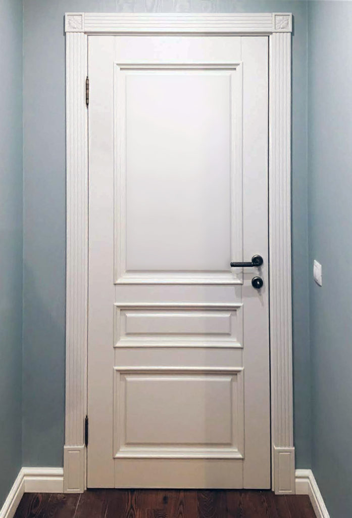 Белые классические двери