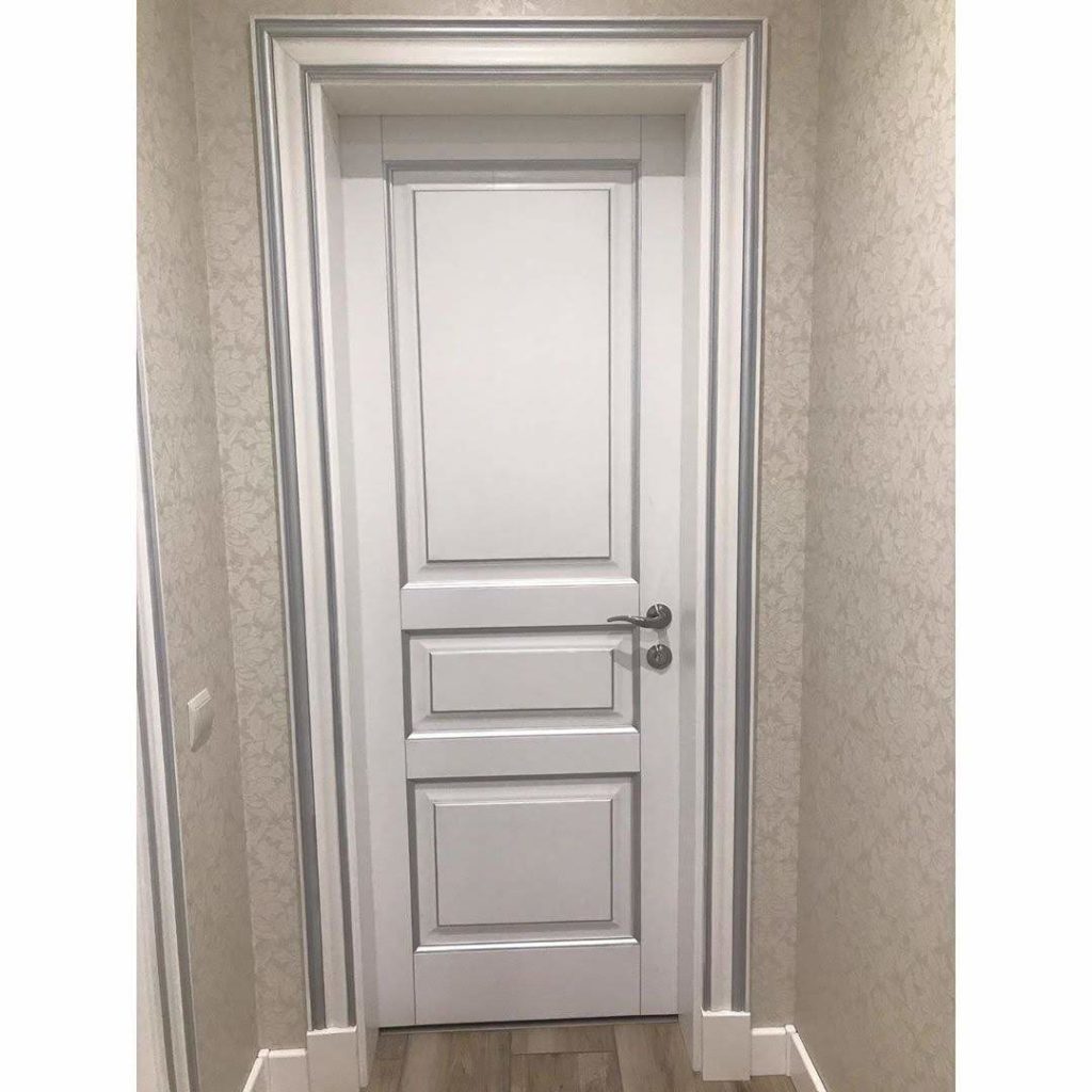 Классические белые двери с патиной
