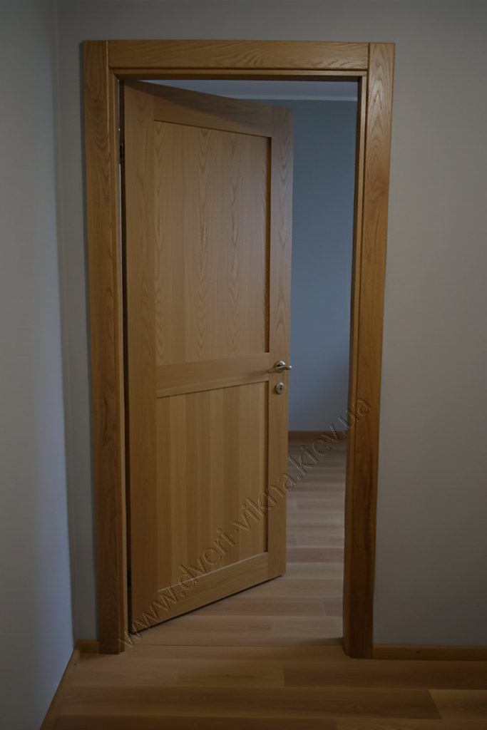 Сучасні двері з масиву дуба