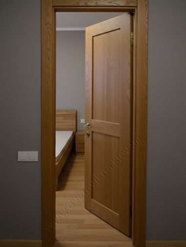 Сучасні двері з масиву дуба