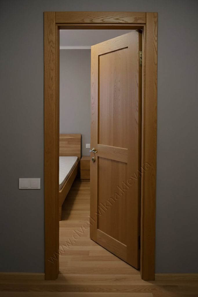 Сучасні двері з масиву дуба