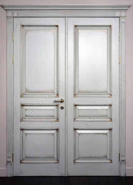 Белые классические двери с патиной