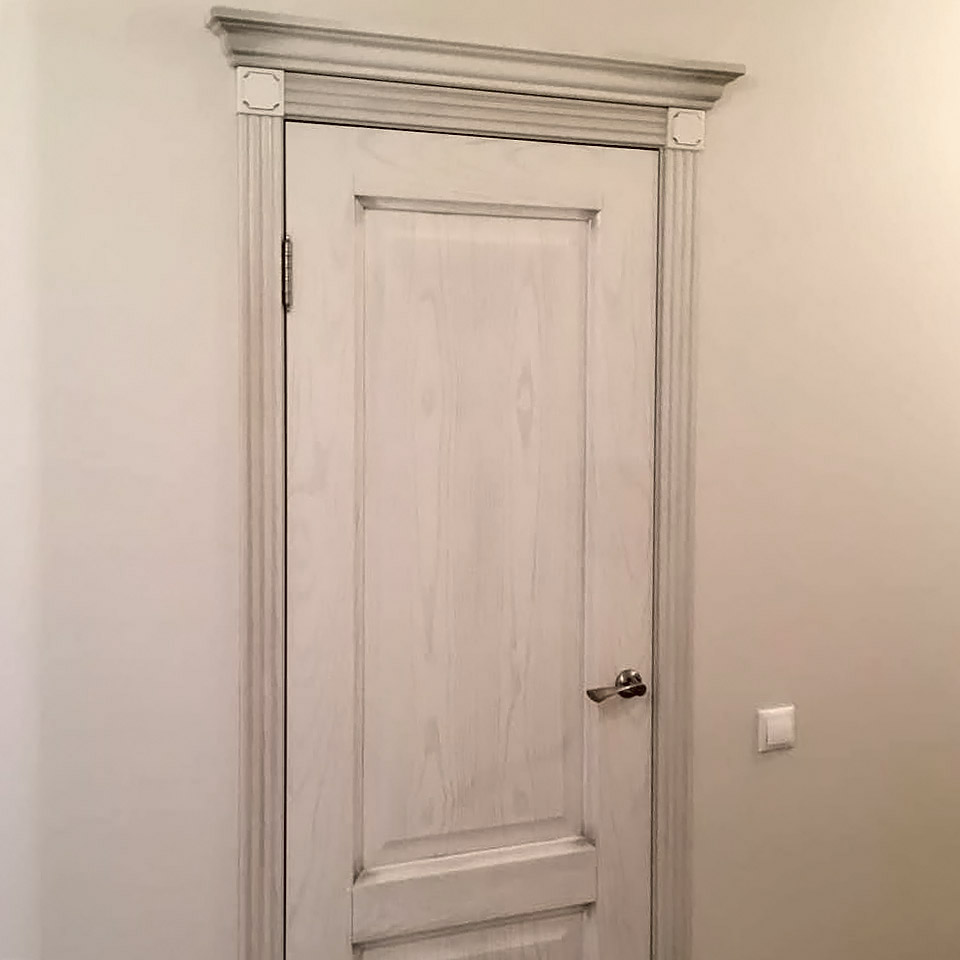 Белые двери с патиной