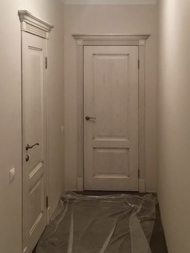 Белые двери с патиной