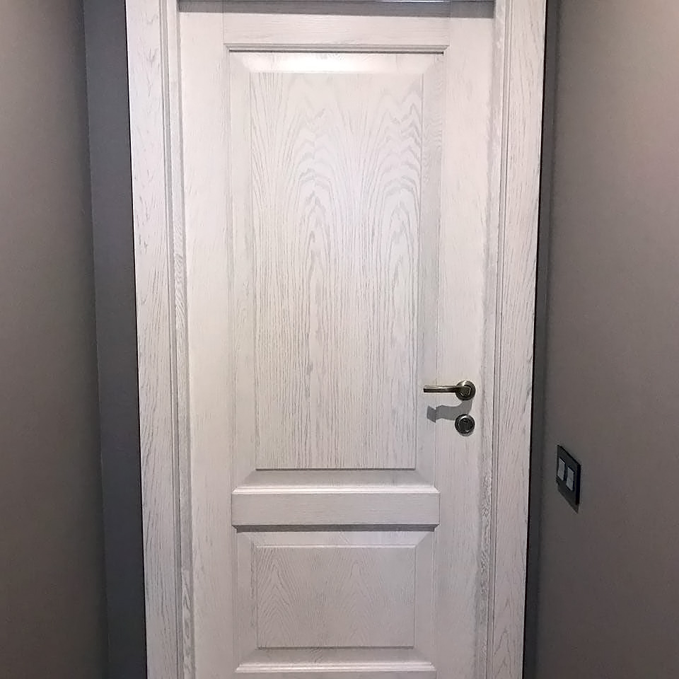 Белые двери из массива