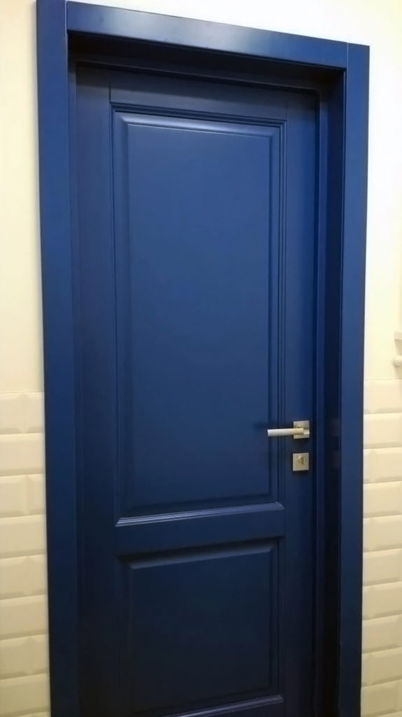 Крашеные деревянные двери