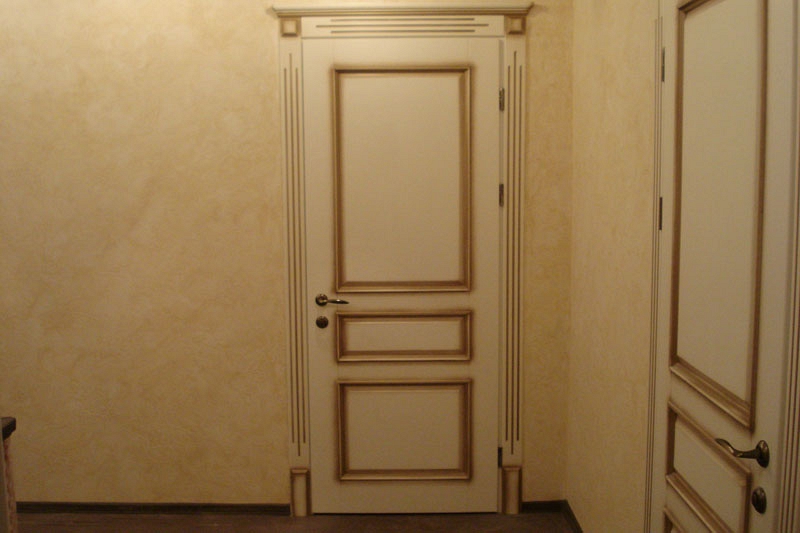 Белые двери из с патиной  Ольха 