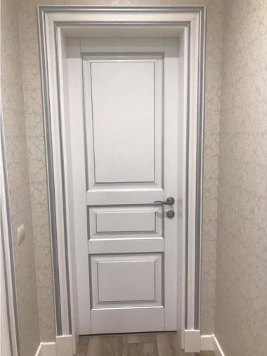 Классические белые двери с патиной