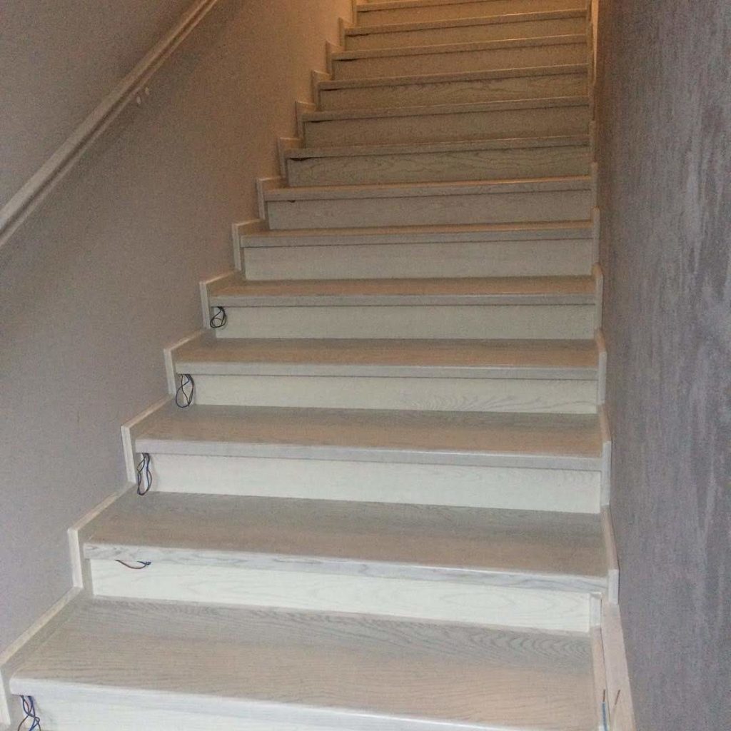 Обшивка бетонной лестницы дубом