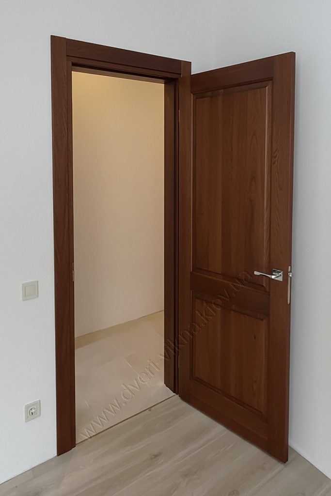 Дубові двері