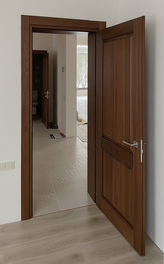 Дубові двері